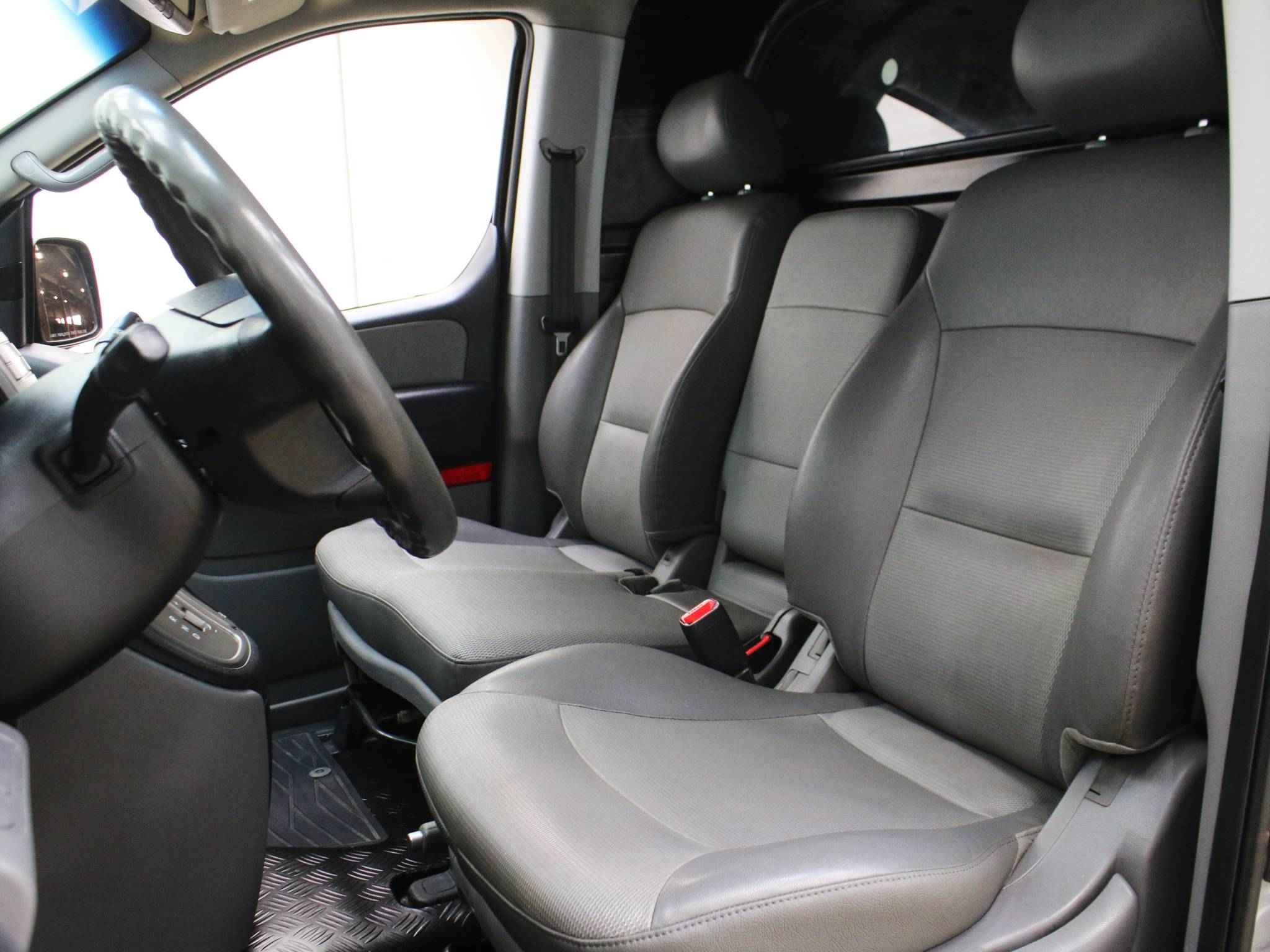 Hyundai Grand Starex, I