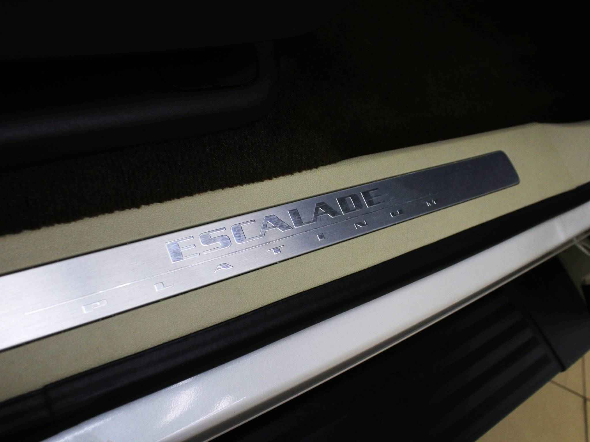 Cadillac Escalade, III